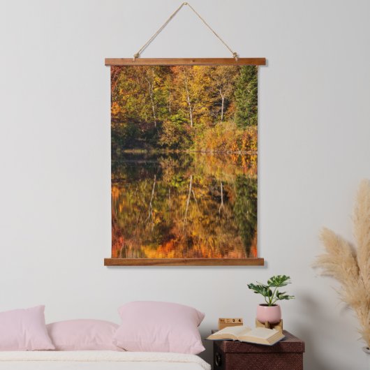 ひつぎ池への秋の反射 吊り下げ型タペストリー (寝室)