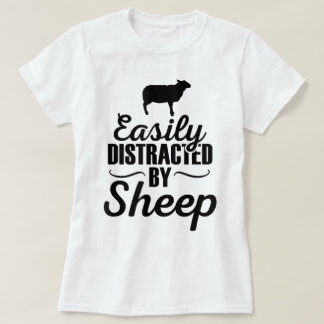 ひつじに気を取られる Funny Design Tシャツ