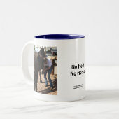 ひづめ無し、馬無し-女性のカーボーイの雑用-蹄鉄工の仕事 ツートーンマグカップ (正面左)