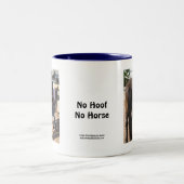 ひづめ無し、馬無し-女性のカーボーイの雑用-蹄鉄工の仕事 ツートーンマグカップ (中央)