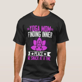 ひとつひとつのスナックで内なる平和を見つけるヨガママ Tシャツ