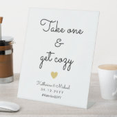 ひとつを取って居心地の良い冬の結婚式の好意のサインを得る 台座サイン (インサイチュ)