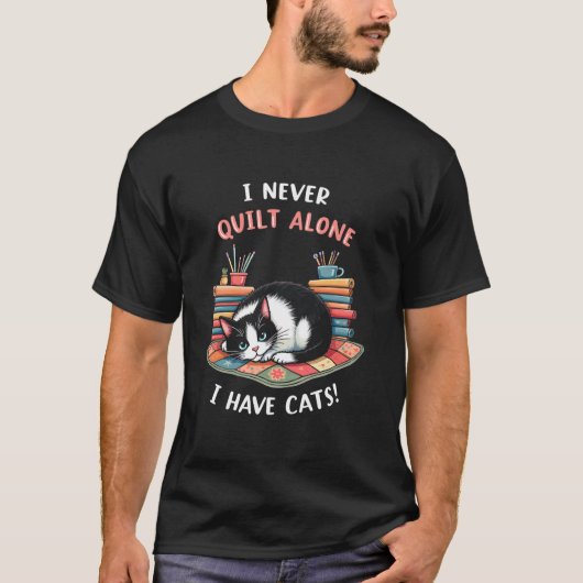 ひとりでキルティングしないで かわいいネコ グラフィック Tシャツ (正面)