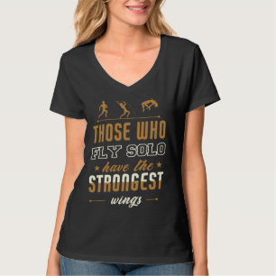 ひとりで飛ぶ者は最も強い翼を持つ Tシャツ