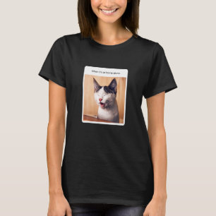 ひとりぼっちで家にいる時の猫ミーム Tシャツ
