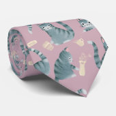 ひどい灰色のタビー猫が物を倒す ネクタイ (ロール)