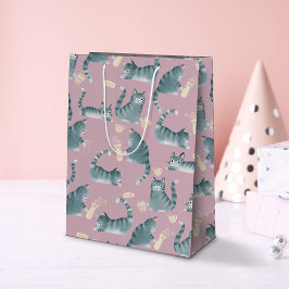 ひどい灰色のタビー猫が物を倒す ミディアムペーパーバッグ