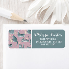 ひどい灰色のタビー猫が物を倒す ラベル