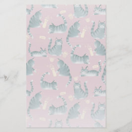 ひどい灰色のタビー猫が物を倒す 便箋