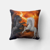 ひどい稲妻嵐で戦う馬 クッション (裏面)