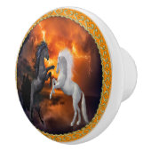 ひどい稲妻嵐で戦う馬 セラミックノブ (右)