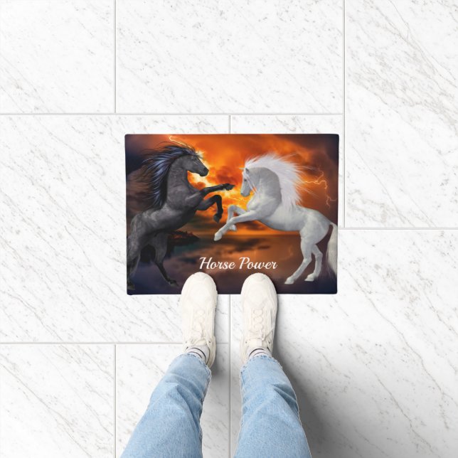 ひどい稲妻嵐で戦う馬 ドアマット (室内)