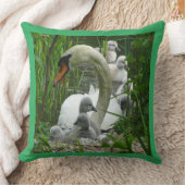 ひな鳥の装飾用クッションを持つ母白鳥 クッション (ブランケット)