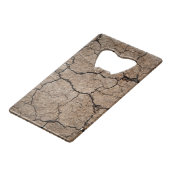 ひびの入った乾燥泥 クレジットカード栓抜き (正面アングル)