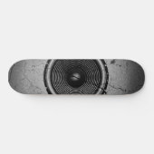 ひびの入った壁に音楽スピーカー スケートボード (横)