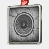 ひびの入った壁に音楽スピーカー メタルオーナメント (左)