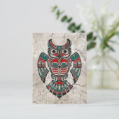 ひびの入った赤と黒のハイダスピリットフクロウ ポストカード (スタンド正面)