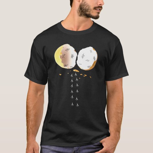 ひび割れた卵を残して行くニワトリの足跡 Tシャツ (正面)