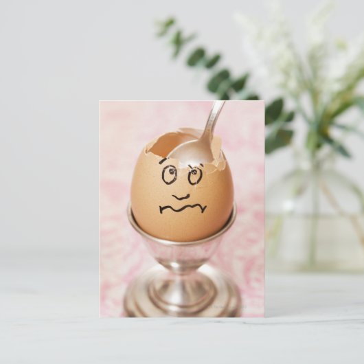 ひび割れた卵描に顔 ポストカード (スタンド正面)