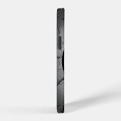 ひび割れた壁に置かれた音楽スピーカー Case-Mate iPhone カバー (右側面)