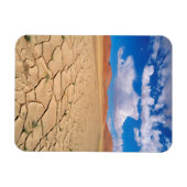 ひび割れた砂漠の平野 マグネット (横)