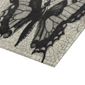 ひび割れた背景に黒と白の蝶 カッティングボード (角)