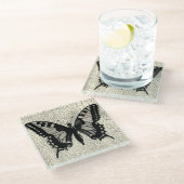 ひび割れた背景に黒と白の蝶 ガラスコースター (アングル)