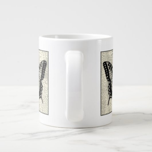 ひび割れた背景に黒と白の蝶 ジャンボコーヒーマグカップ (裏面)