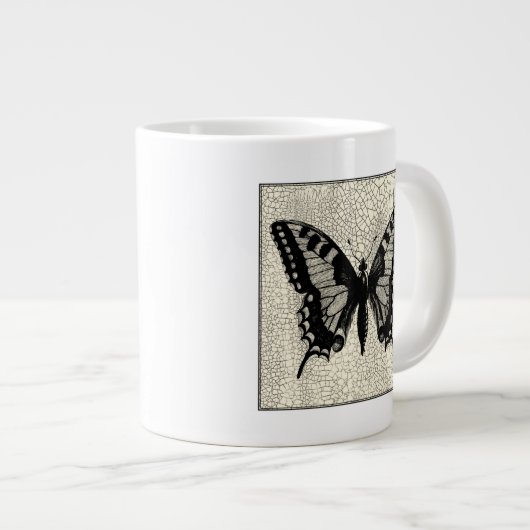 ひび割れた背景に黒と白の蝶 ジャンボコーヒーマグカップ (正面右)