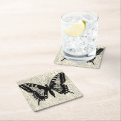 ひび割れた背景に黒と白の蝶 スクエアペーパーコースター (インサイチュ)