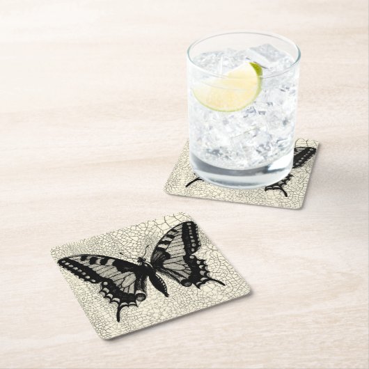 ひび割れた背景に黒と白の蝶 スクエアペーパーコースター (インサイチュ)