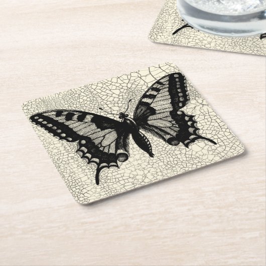 ひび割れた背景に黒と白の蝶 スクエアペーパーコースター (アングル)