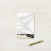 ひび割れた背景に黒と白の蝶 ポストイット (デスク上)