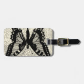 ひび割れた背景に黒と白の蝶 ラゲッジタグ (正面横)