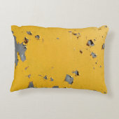 ひび割れた黄色の金属：汚れたテクスチャ。 アクセントクッション (裏面)