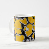 ひび割れた黄色絵を描路 コーヒーマグカップ (正面左)