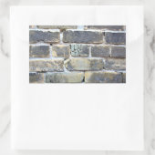 ひび割れて崩れ落ちる灰色のレンガの壁 長方形シール (バッグ)