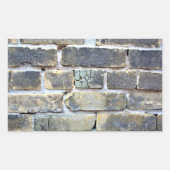 ひび割れて崩れ落ちる灰色のレンガの壁 長方形シール (正面)
