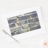 ひび割れて崩れ落ちる灰色のレンガの壁 長方形シール (封筒)