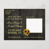 ひまわりが飾られた素朴な納屋の木製の結婚式の「Save the Date」お知らせ 案内ポストカード (裏面)