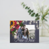 ひまわりとバラ 新しい日程 結婚式 案内ポストカード (スタンド正面)