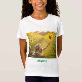 ひまわりの中で夢見る小さな少女 Tシャツ