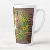 ひまわりの分野の美しい馬 カフェラテマグ (右)