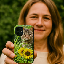 ひまわりの庭に座る猫