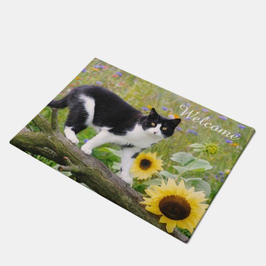 ひまわりの木の枝にかわいいタキシード猫 – ドアマット (アングル)