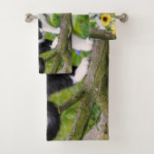 ひまわりの木の枝にかわいいタキシード猫 – バスタオルセット (インサイチュ)
