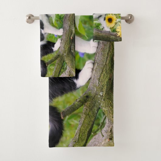 ひまわりの木の枝にかわいいタキシード猫 –  バスタオルセット (インサイチュ)