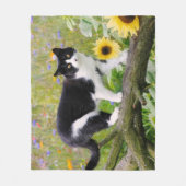 ひまわりの木の枝にかわいいタキシード猫_ フリースブランケット (正面)