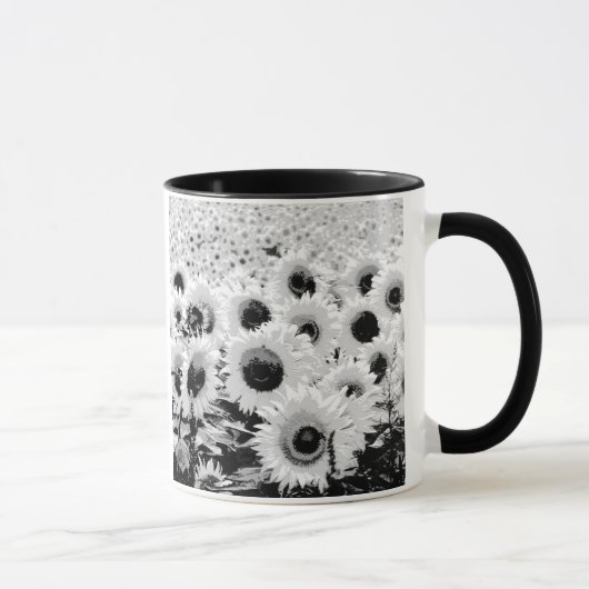 ひまわりの畑 - 黒、白、灰色 マグカップ (右)