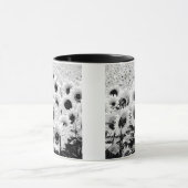 ひまわりの畑 - 黒、白、灰色 マグカップ (中央)